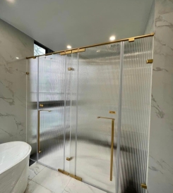 PHÒNG TẮM KHUNG INOX CHỮ T CỬA MỞ QUAY 2 CÁNH 1 VÁCH BẢN LỀ TRỤC TRÊN DƯỚI CHỮ NHẬT