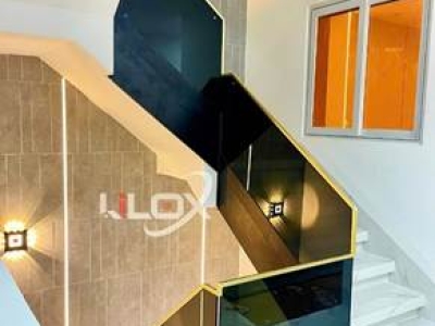 Sự kết hợp giữa máng nhôm cover và tay vịn nhôm 3D Lilox - Giải pháp thẩm mỹ và tiện lợi cho không gian hiện đại 