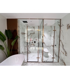 PHÒNG TẮM KHUNG INOX CHỮ T CỬA MỞ QUAY 2 CÁNH 1 VÁCH BẢN LỀ CHỮ NHẬT KẸP HÔNG